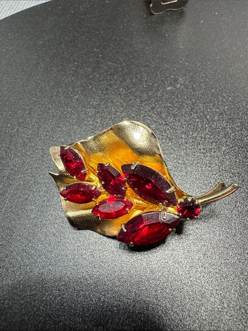 VTG Source Unknown Gold Tone Leaf Brooch with Deep Red Stones